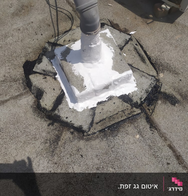 איטום צינור על גג עם חומר לבן ושחור